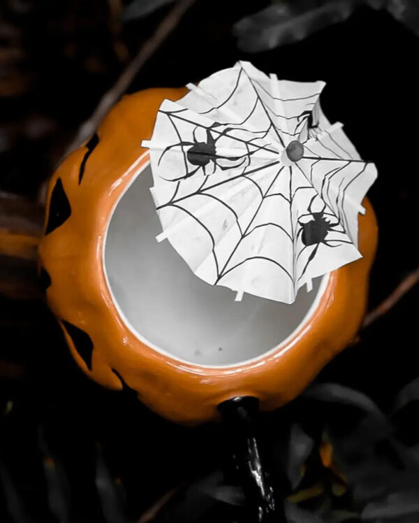 spiderweb cocktailschirmchen 15st halloween und horror deko haunted spirits spiderweb cocktail umbrellas 53305 3